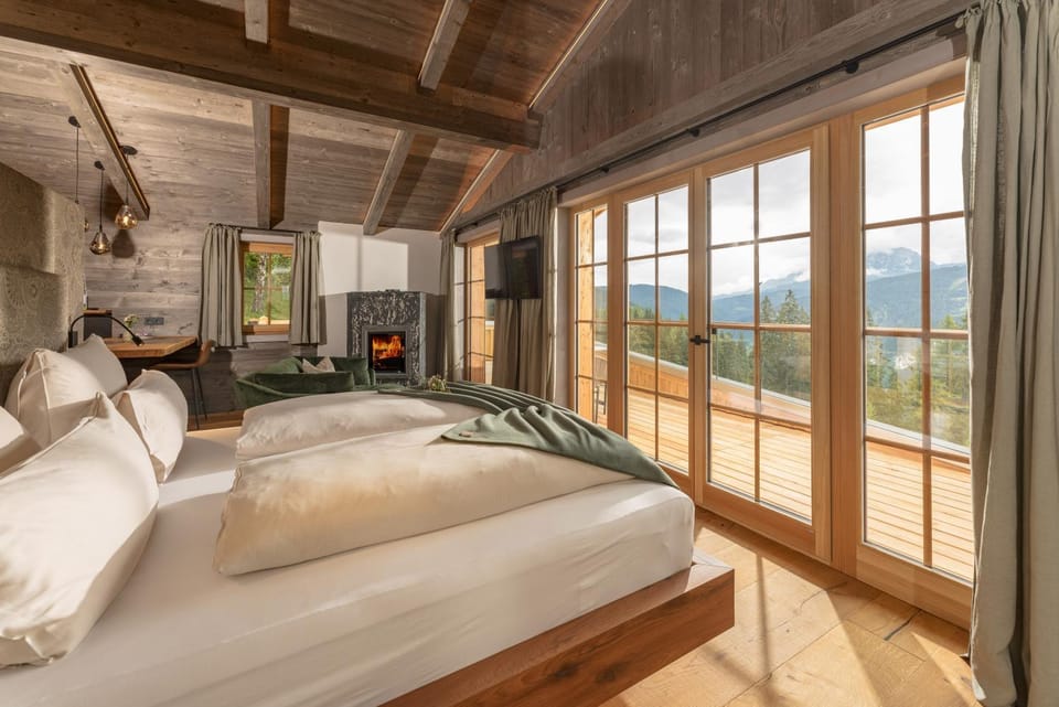 Bed, Photo of the whole room, Mountain view