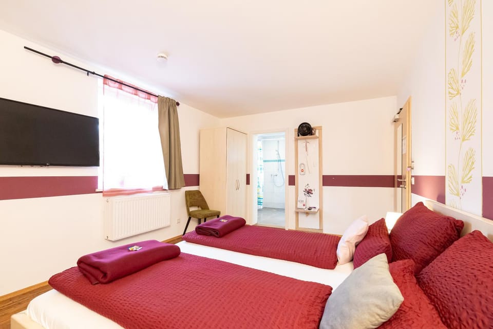 Bed, TV and multimedia, Photo of the whole room, Seating area, Bedroom