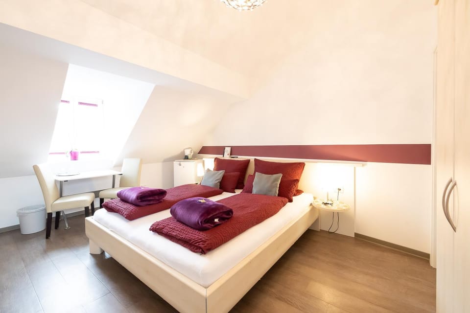 Bed, Photo of the whole room, Seating area, Bedroom