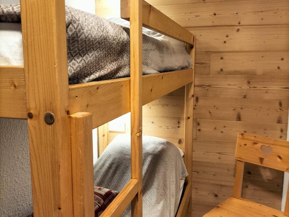 Studio Cabine 4 Pers 3* Exposé Sud-Est, Balcon, Séjour Lumineux - FR-1-263-61 Cabin in Auvergne-Rhône-Alpes