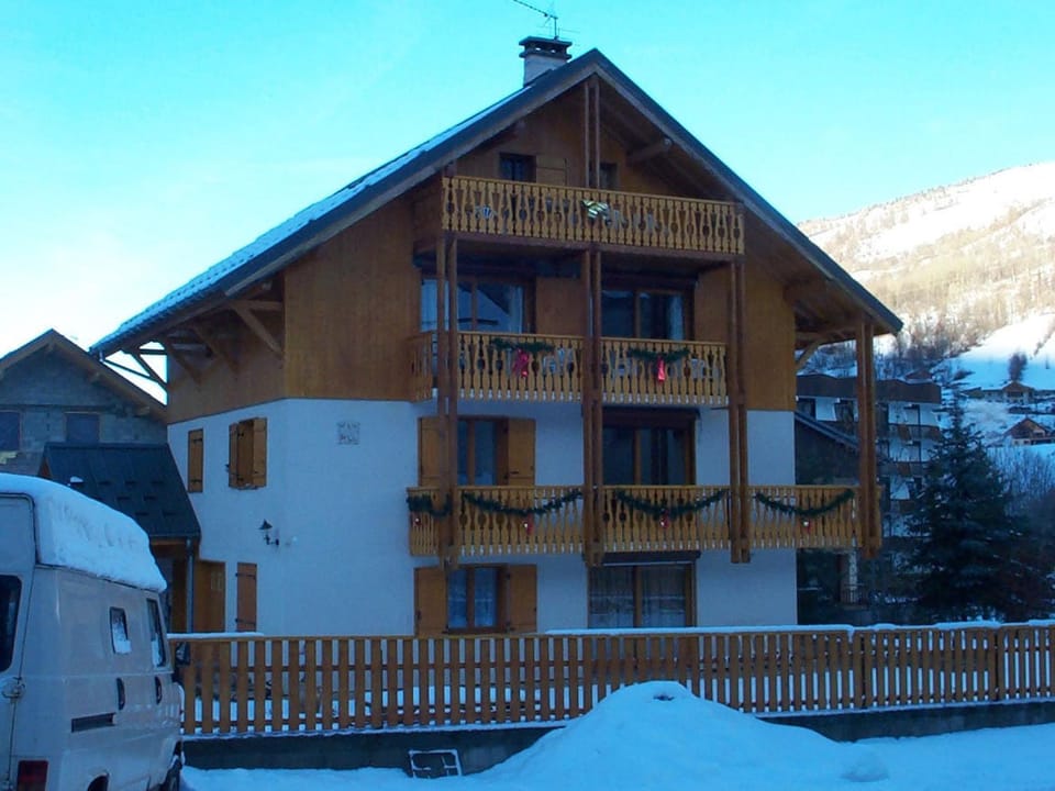 Appartement cosy avec balcon et parking - 4 pers. - FR-1-263-109 Apartment in Auvergne-Rhône-Alpes