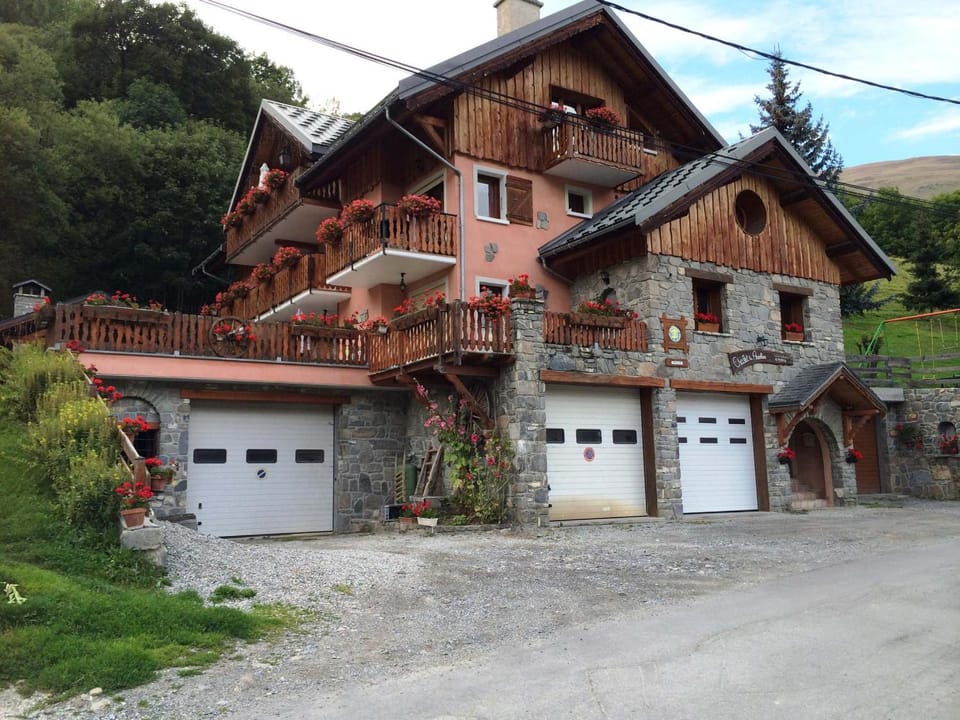 Chalet spacieux 10 pers, sud-est, animaux admis - FR-1-263-184 Apartment in Auvergne-Rhône-Alpes