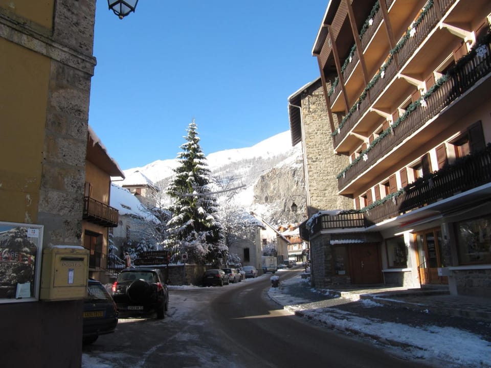 Appartement 4 pièces 8 pers. exposé Sud avec 3 chambres et WiFi - FR-1-263-214 Apartment in Auvergne-Rhône-Alpes