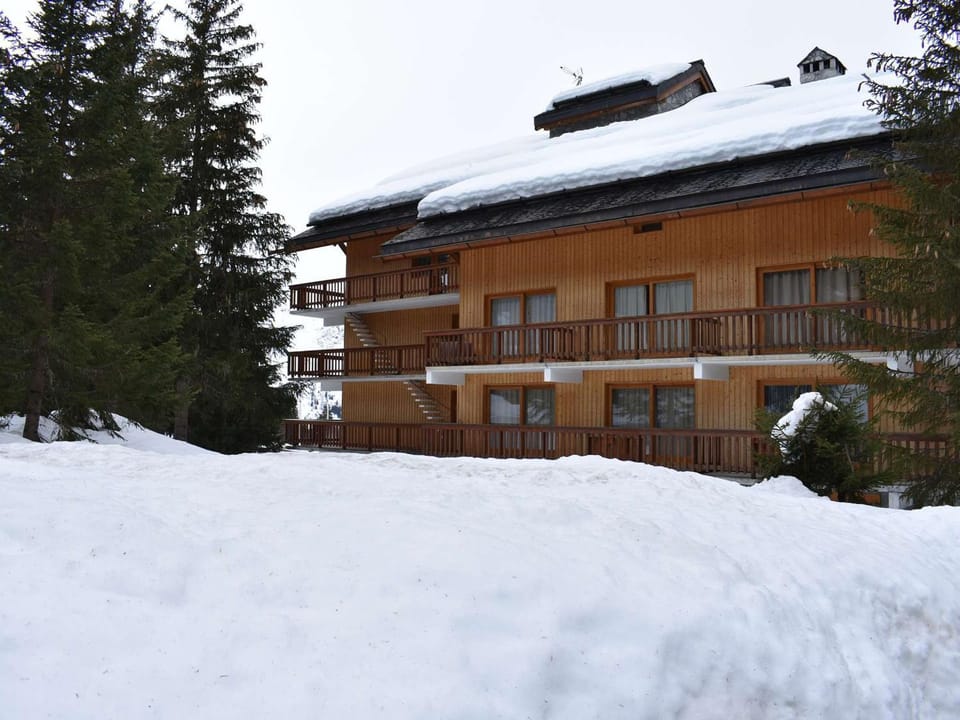 Studio cosy à Méribel, à 20m des pistes, avec balcon, casier à ski et accès facile aux navettes Apartment in Les Allues