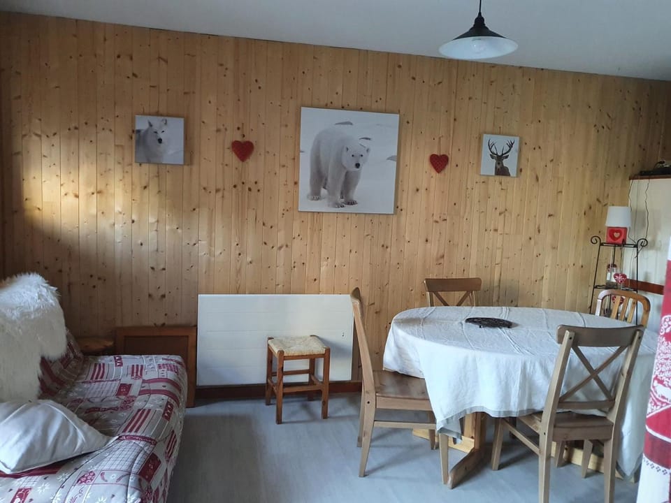 Studio cabine 4 pers avec balcon et TV, animaux acceptés, Valloire - FR-1-263-294 Cabin in Auvergne-Rhône-Alpes