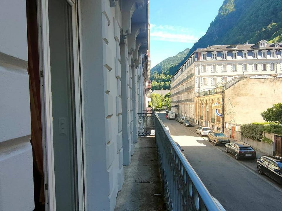 Grand appartement 8 pers, centre-ville Cauterets, balcon - FR-1-234-165 Apartment in Cauterets