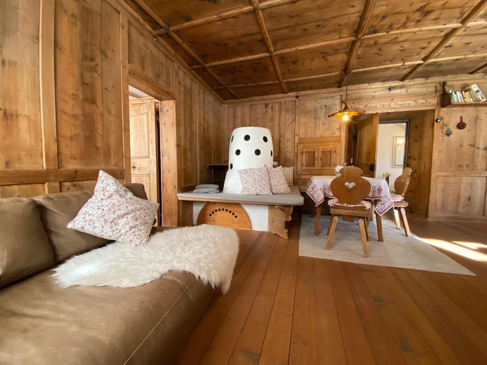 Living room, Dining area, pet friendly