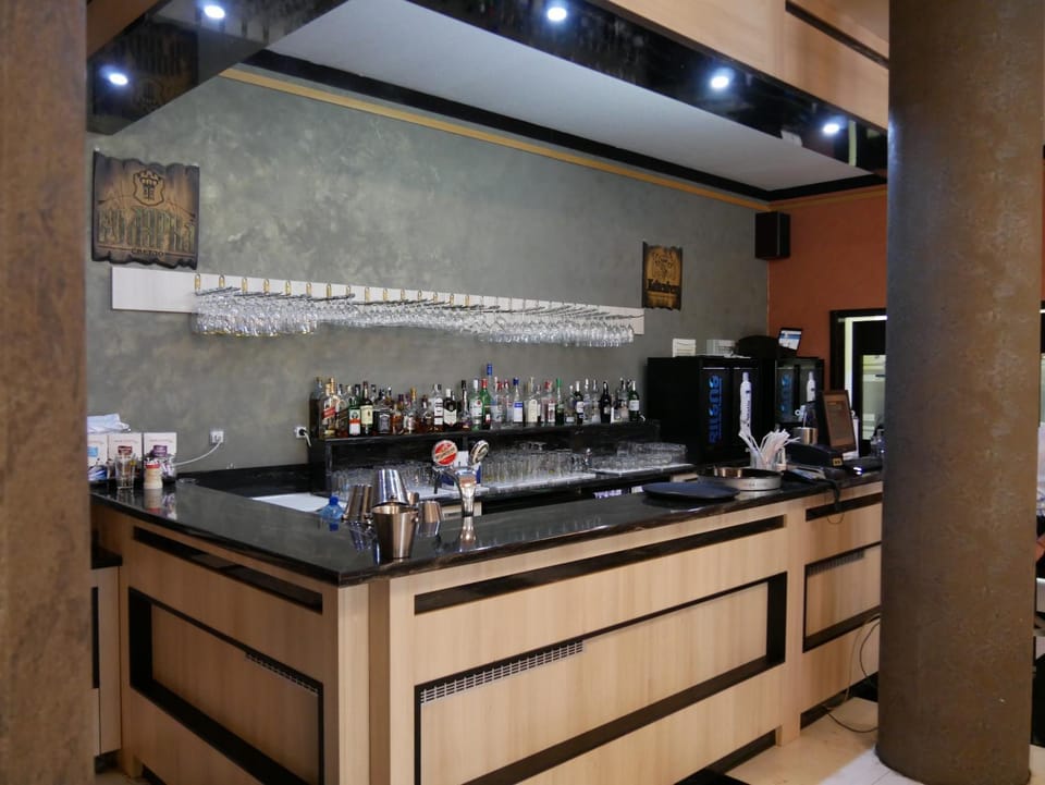 Restaurant/places to eat, Food and drinks