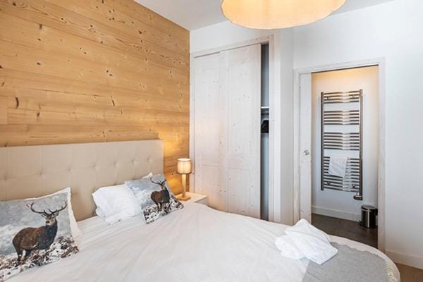 Bed, Bedroom, towels, wardrobe