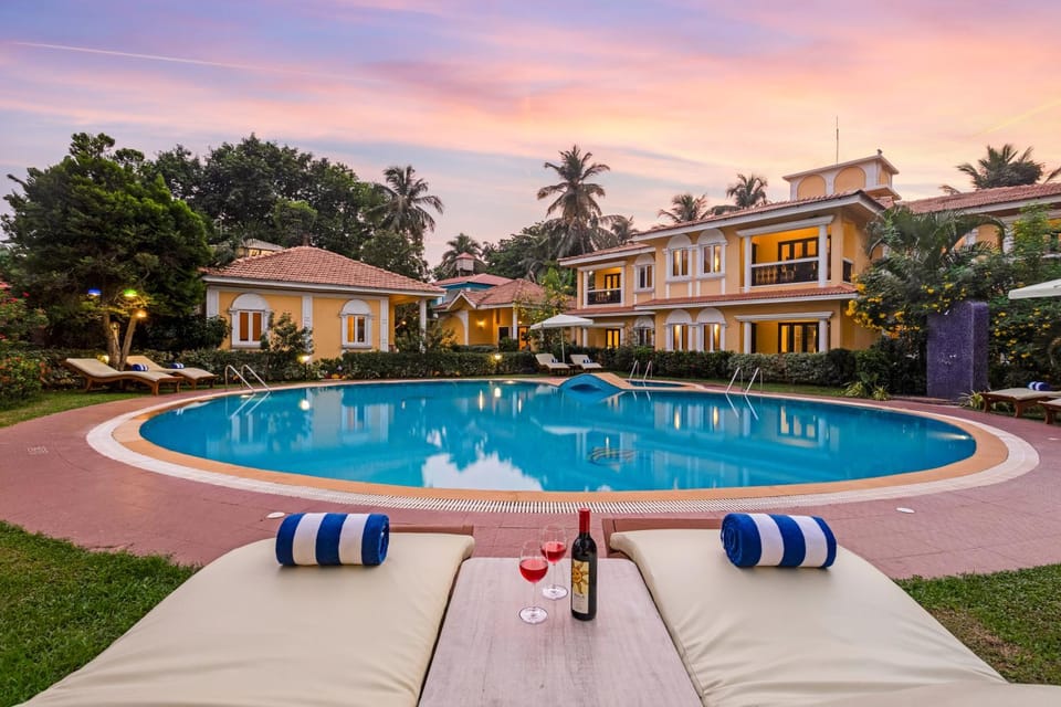 Property building, Garden, Pool view, Swimming pool