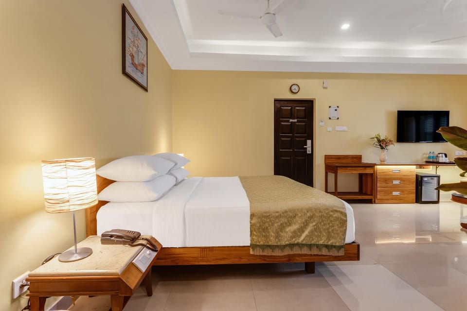 Property building, Bed, TV and multimedia, Bedroom