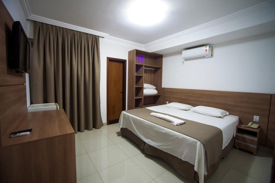 Bed, TV and multimedia, Photo of the whole room, towels, wardrobe, air conditioner
