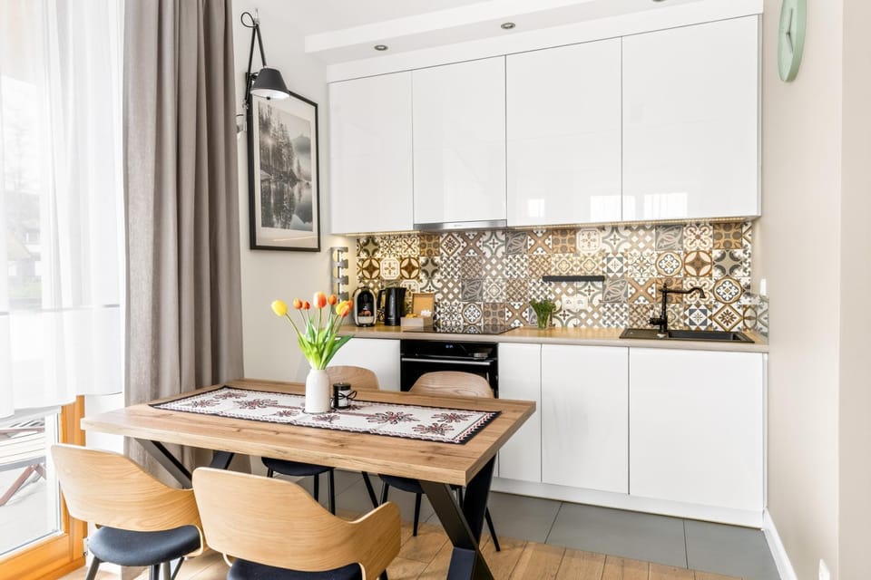 Kitchen or kitchenette, Dining area