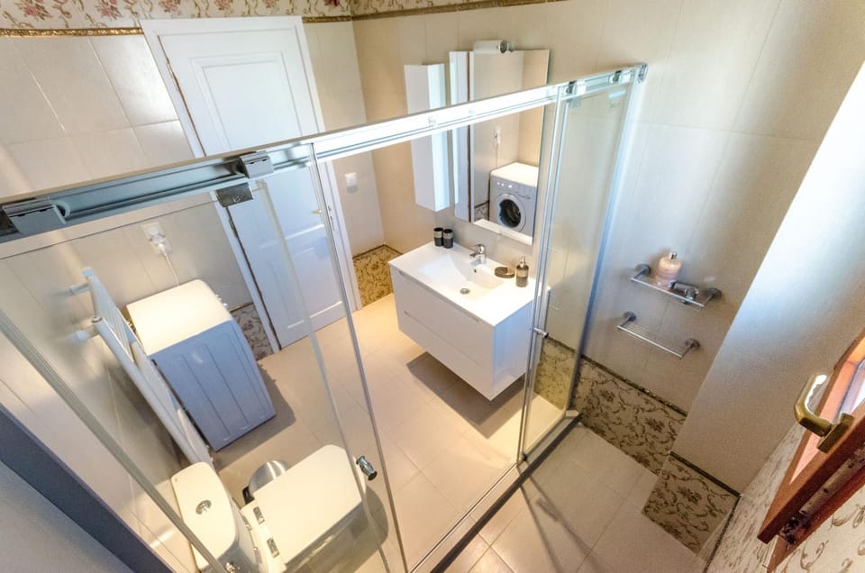 Shower, Toilet