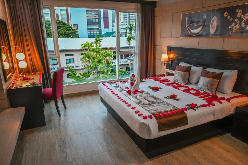 Bed, Seating area, Bedroom, towels