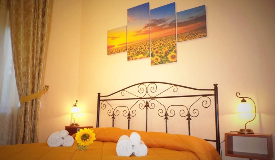 Bed, Photo of the whole room, Decorative detail, Bedroom