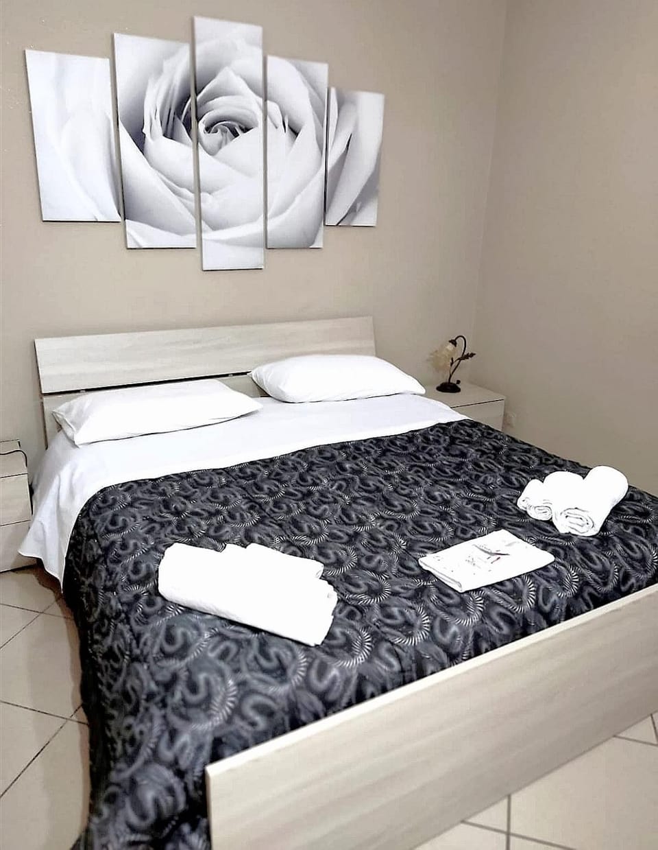 Bed, Photo of the whole room, Decorative detail, Bedroom