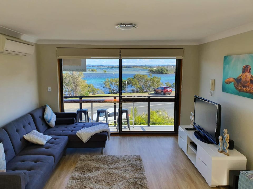Communal lounge/ TV room, Balcony/Terrace, Living room, Lake view