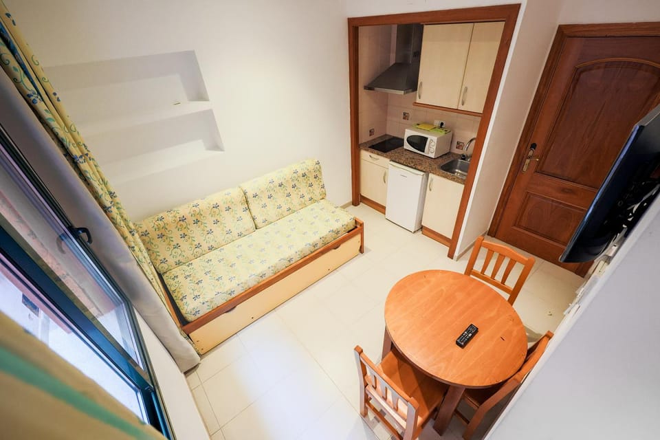 Kitchen or kitchenette, Dining area, stove