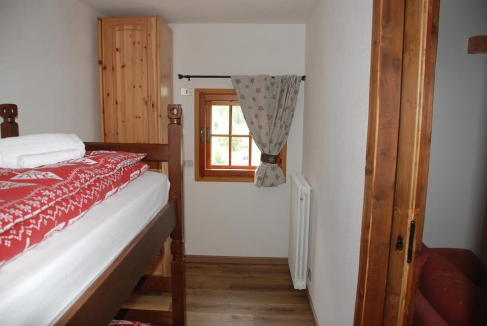 Bedroom, bunk bed