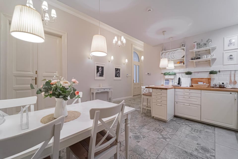 Coffee/tea facilities, Kitchen or kitchenette, Kitchen or kitchenette, Dining area, Communal kitchen, dishwasher, oven, stove, toaster, Internal: Not applicable to any particular room