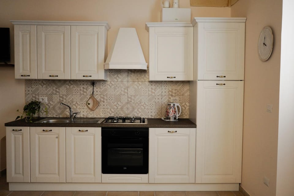 Coffee/tea facilities, Kitchen or kitchenette, Dining area, Street view