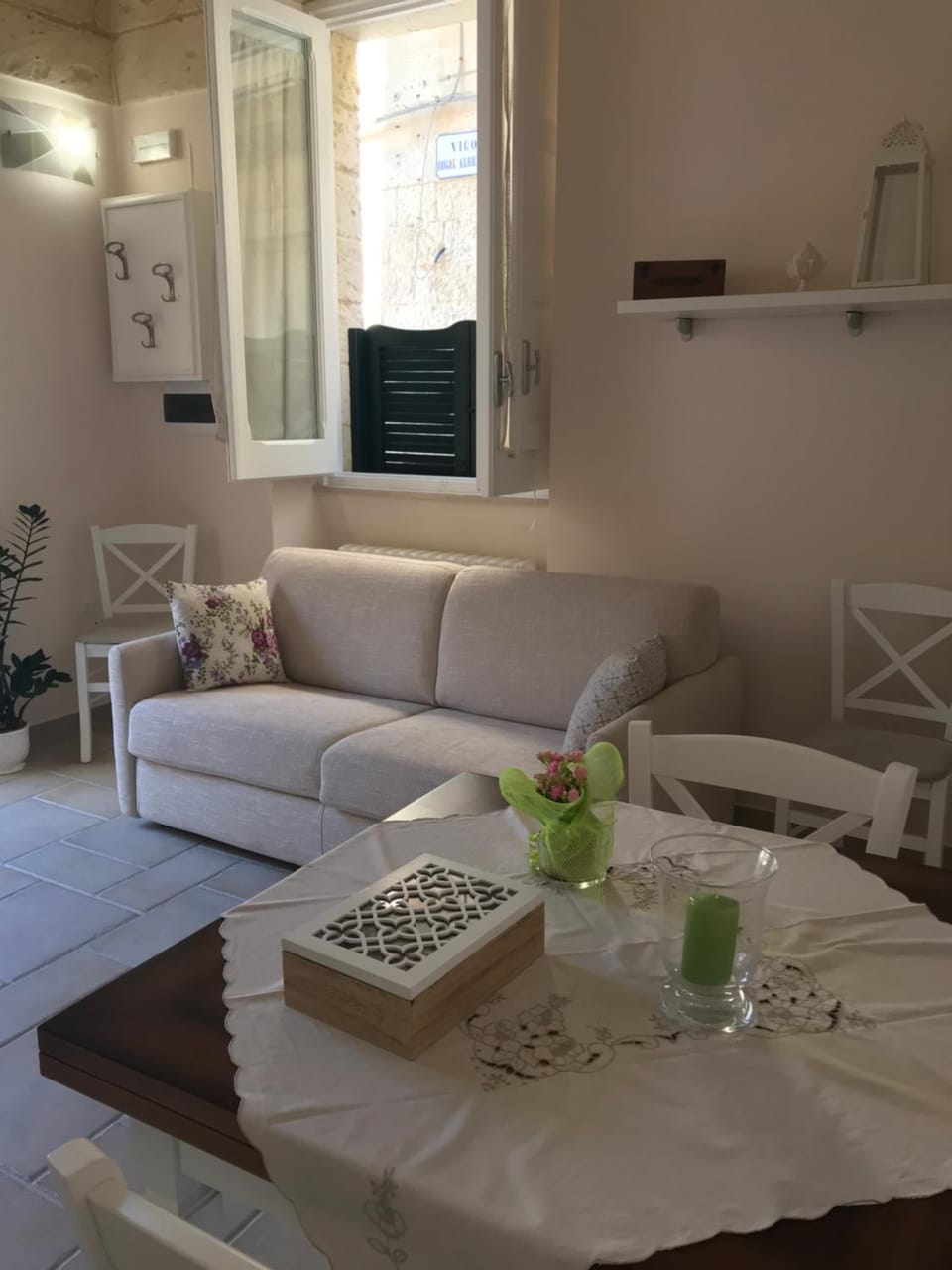 Coffee/tea facilities, Kitchen or kitchenette, Kitchen or kitchenette, Living room, Photo of the whole room, Decorative detail, Dining area, Pets, Quiet street view