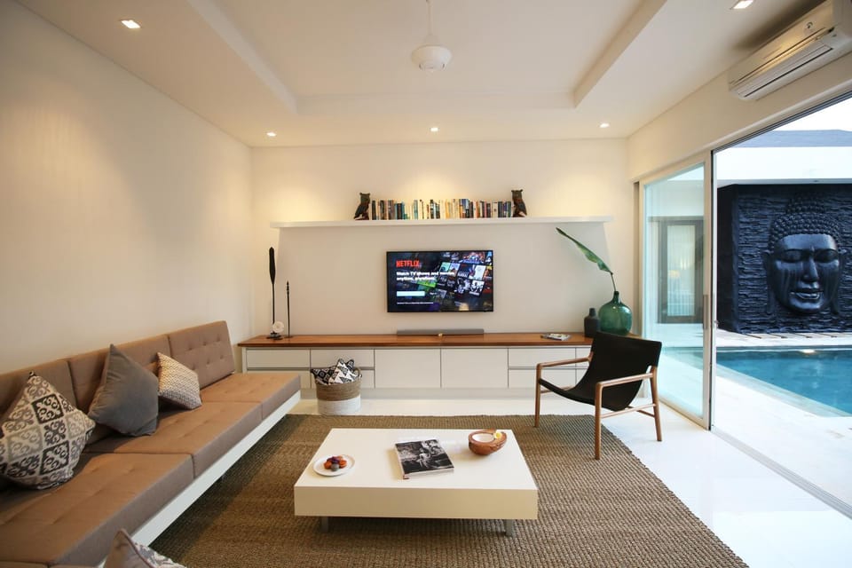 TV and multimedia, Living room, Seating area, Swimming pool