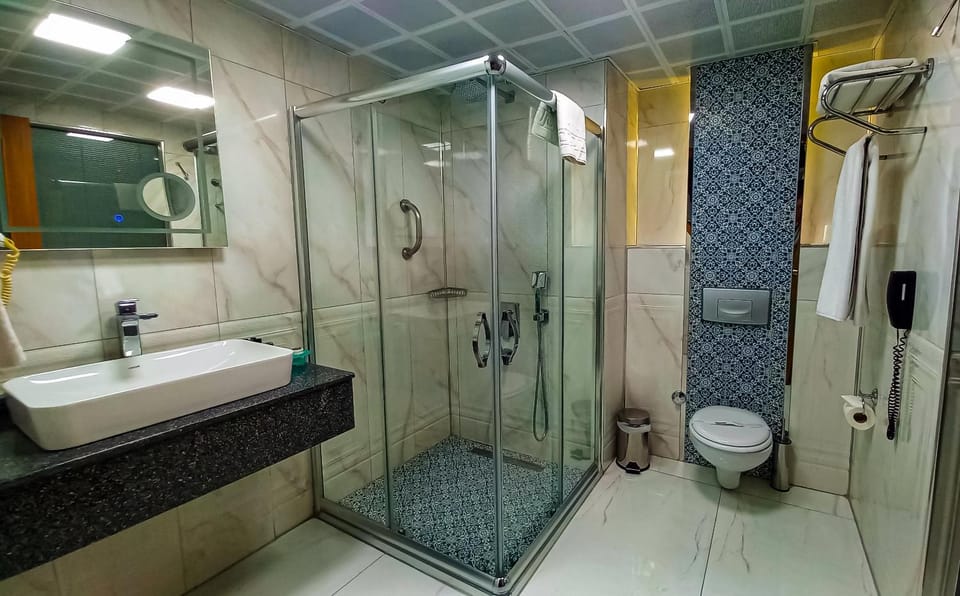 Shower, Toilet, Bathroom, towels