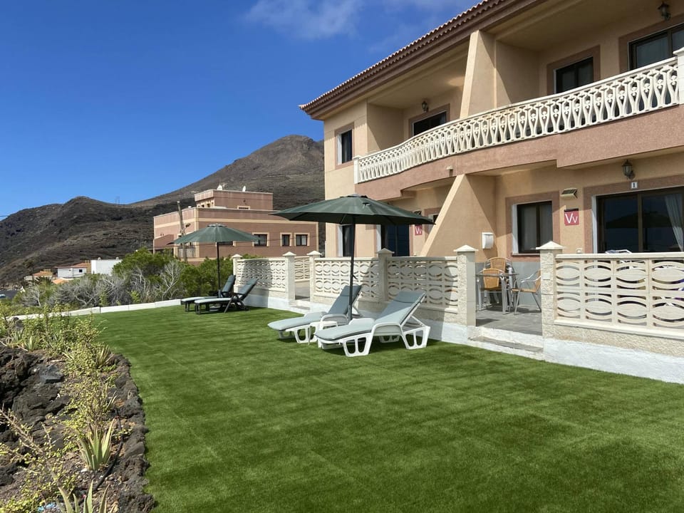 Property building, Patio, Facade/entrance, Garden