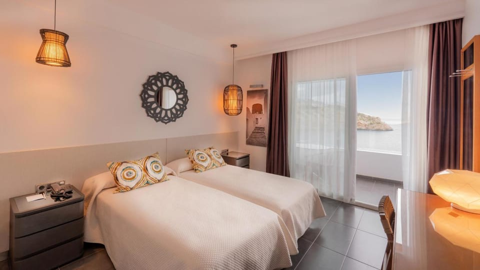 Bed, Balcony/Terrace, Photo of the whole room, Bedroom, Sea view