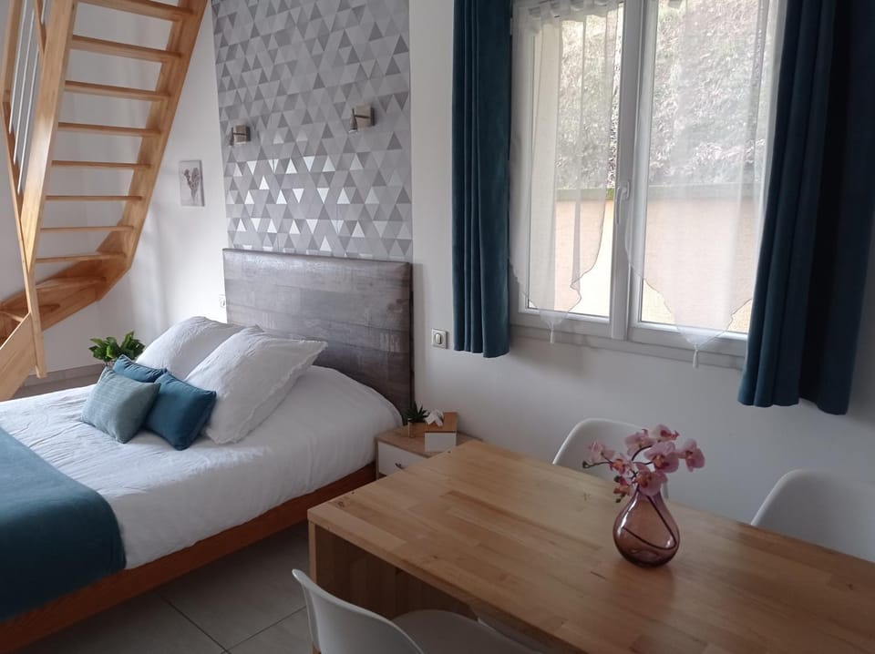 Bed, Living room, Photo of the whole room, Seating area, Bedroom