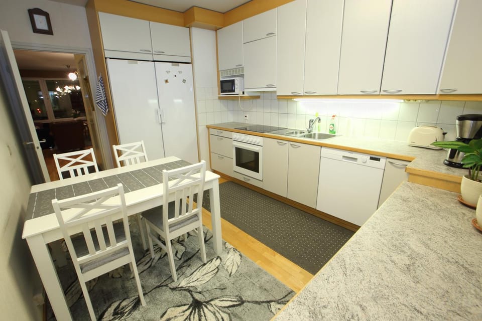 Coffee/tea facilities, Kitchen or kitchenette, Seating area, Dining area