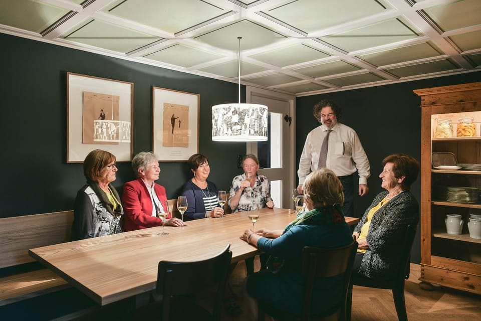 Staff, Alcoholic drinks, group of guests
