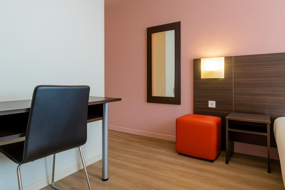 Photo of the whole room, Seating area, Bedroom