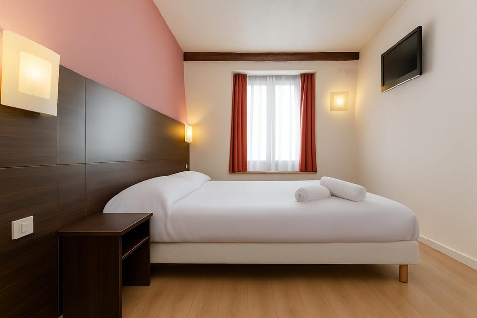 Bed, TV and multimedia, Photo of the whole room, Bedroom, towels