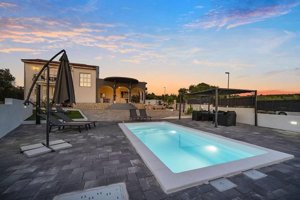 Property building, Day, Natural landscape, Pool view, Swimming pool, sunbed