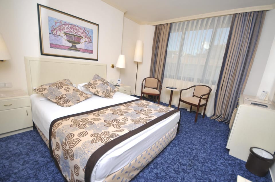 Bed, Seating area