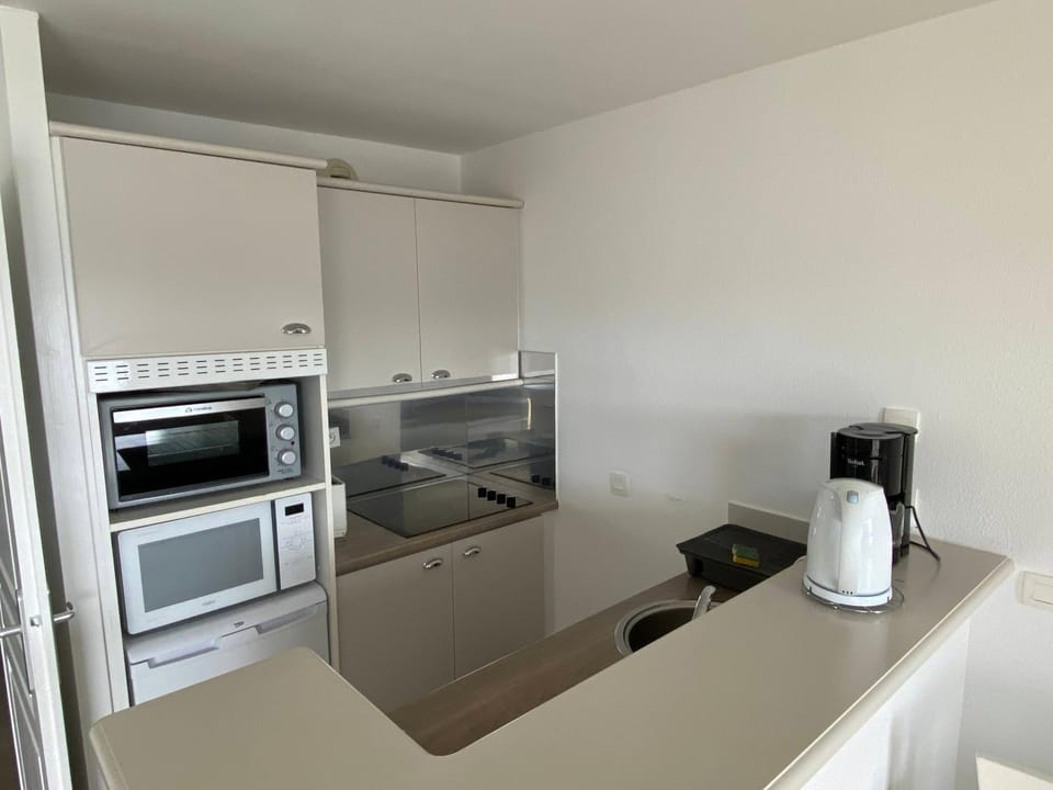 Coffee/tea facilities, Kitchen or kitchenette, oven, stove, toaster