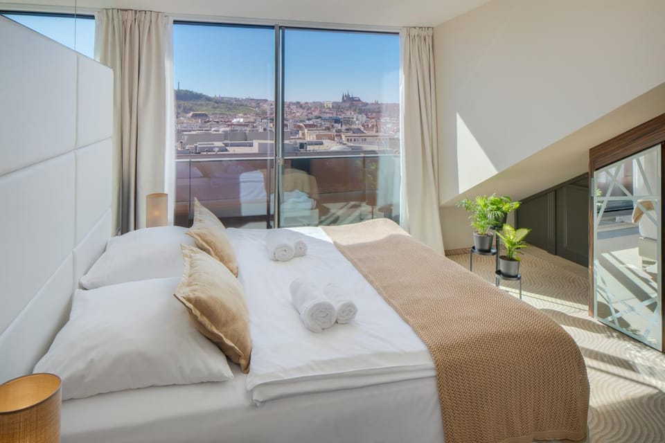View (from property/room), Bedroom, City view, Landmark view