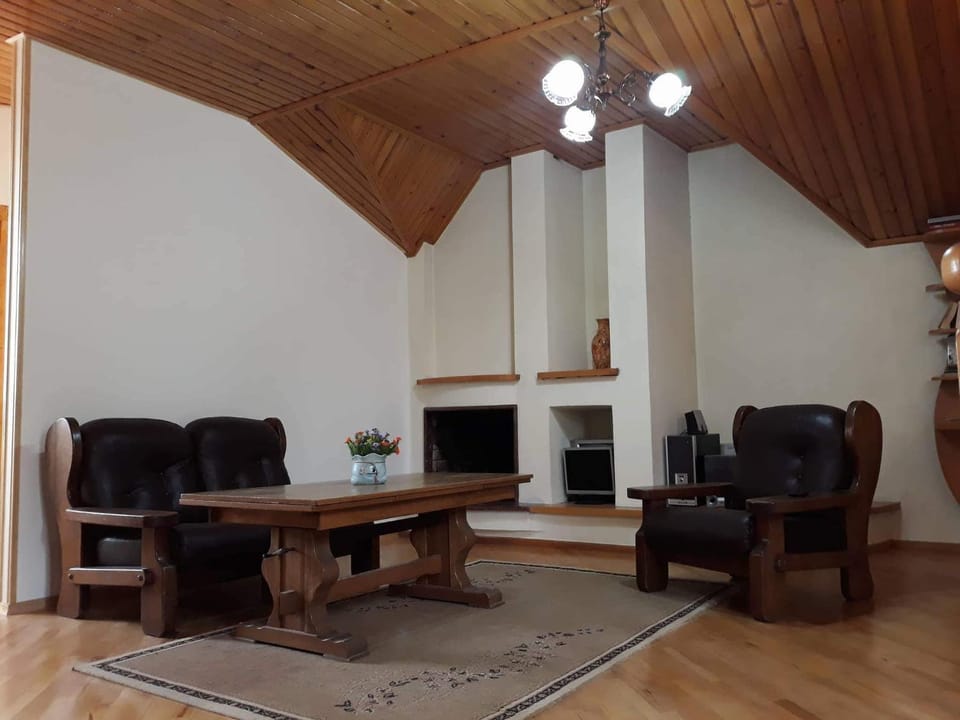 Communal lounge/ TV room, TV and multimedia, Living room, Seating area, Evening entertainment