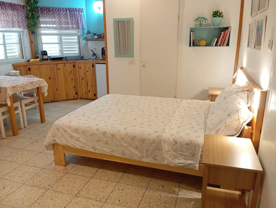 Bed, Kitchen or kitchenette, Living room, Bedroom, Food, kitchen, kitchen