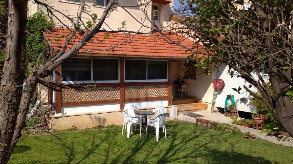 Property building, Patio, Facade/entrance, Day, BBQ facilities, Garden, Garden view, Inner courtyard view
