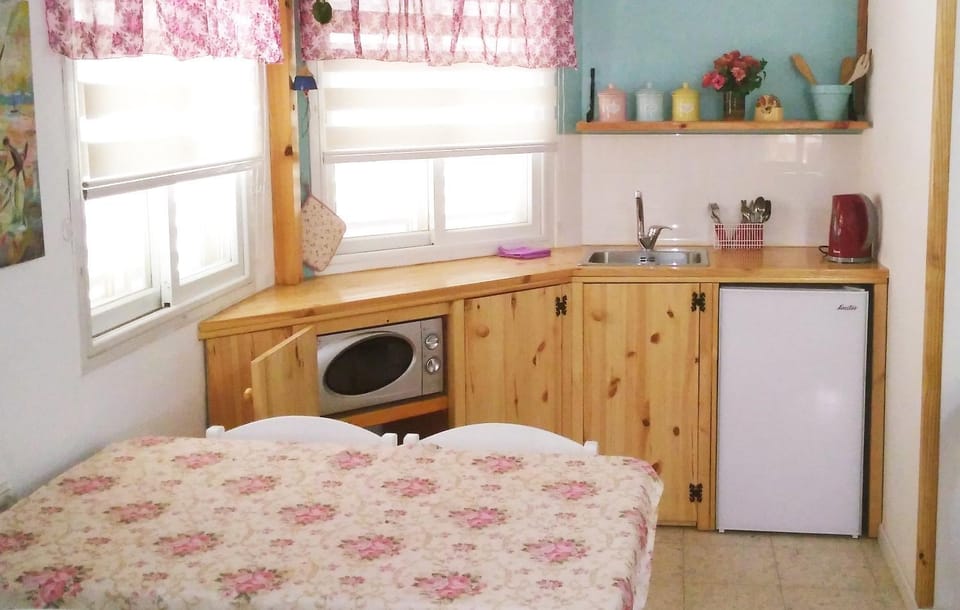 Coffee/tea facilities, Kitchen or kitchenette, Living room, Photo of the whole room, Seating area, Dining area, minibar, stove
