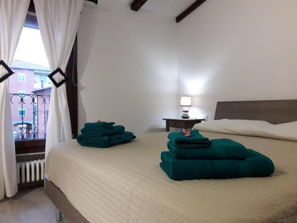 Bedroom, towels