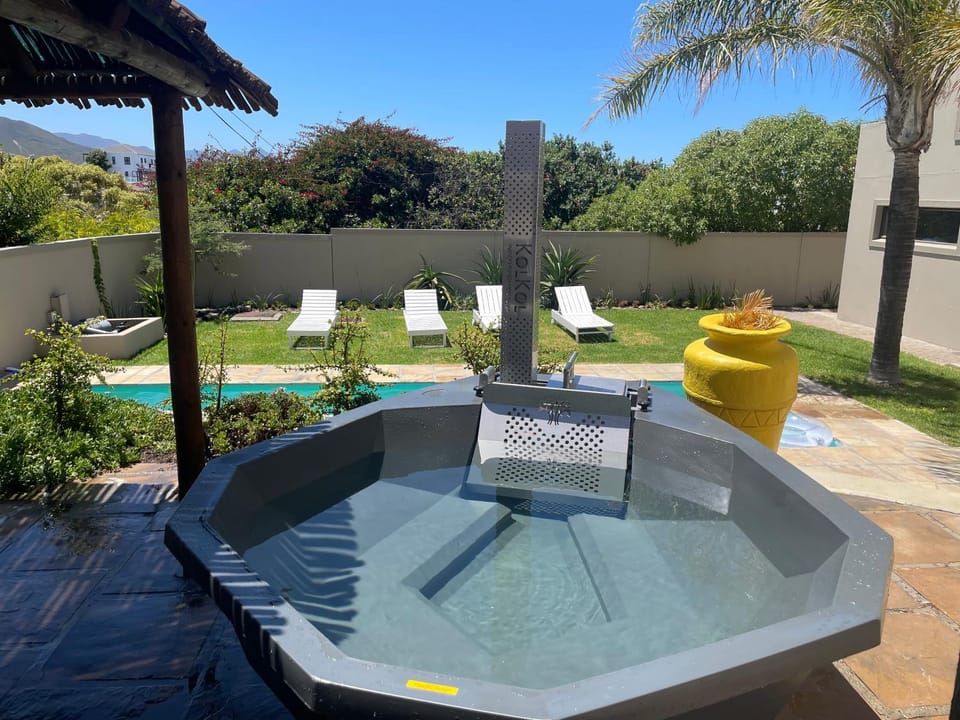 Patio, Spring, Day, Natural landscape, Garden, Hot Tub, Garden view, Pool view, Swimming pool, sunbed