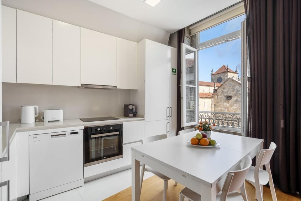 Coffee/tea facilities, Kitchen or kitchenette, oven, stove, toaster
