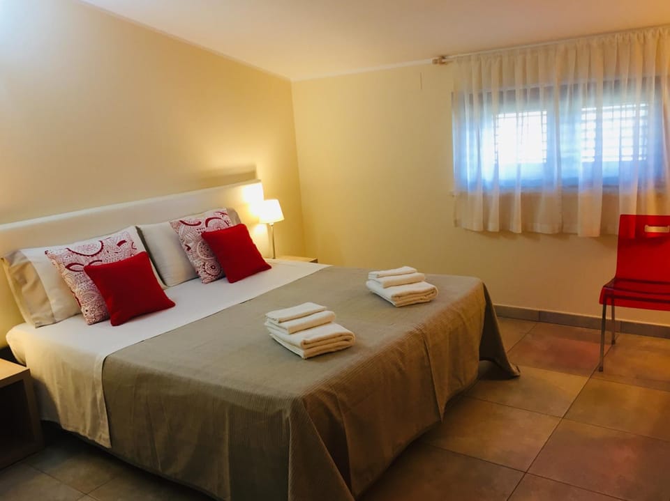 Bed, Photo of the whole room, towels