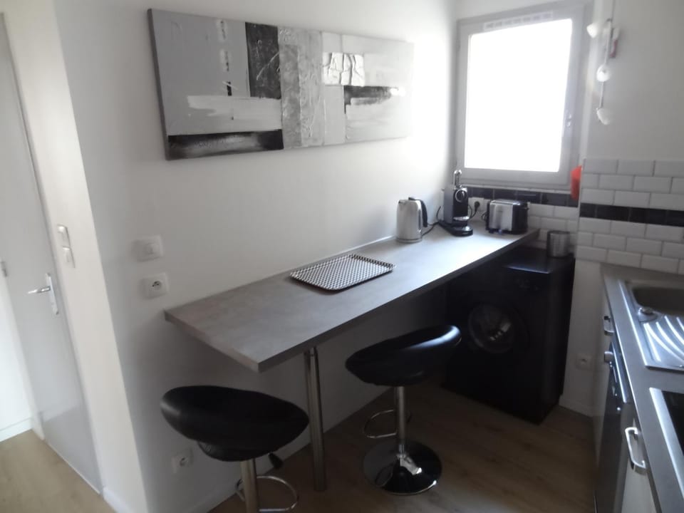 Coffee/tea facilities, Kitchen or kitchenette, Dining area