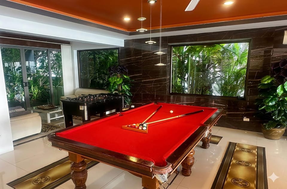 Billiard, Game Room